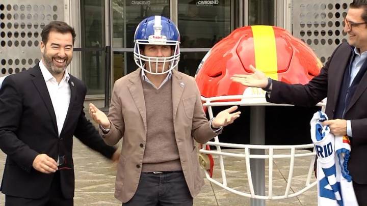Almeida da la bienvenida a la NFL probándose el casco junto a la mascota de los Miami Dolphins