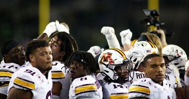 Dante Moore throws for 2 touchdowns and No. 7 Oregon routs Minnesota 42