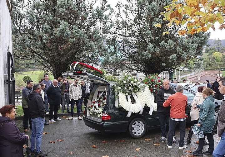 Dolor contenido en el funeral por Natalia Menéndez en Grullos