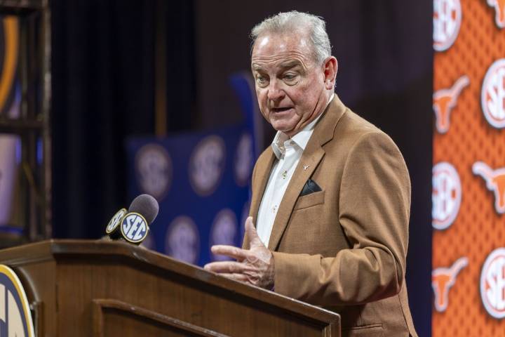 Deadspin | Women's Top 25 roundup: No. 4 Texas eases past No. 24 Richmond