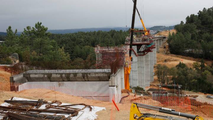 Muere un trabajador y otro resulta herido en un accidente laboral en las obras del AVE en San Cibrao das Viñas
