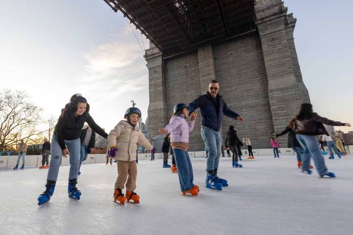 Roebling Rink returns to Brooklyn Bridge Park for scenic winter skating • Brooklyn Paper