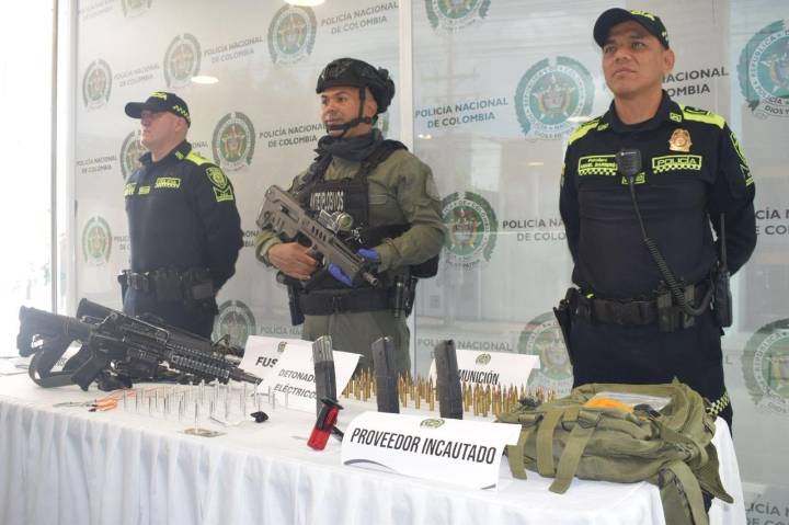 Policía Nacional halla fusiles, explosivos y citaciones extorsivas en zona rural de Algeciras