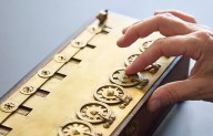 Suspenden subasta de una de las primeras calculadoras mecánicas; se convertiría en tesoro de Francia