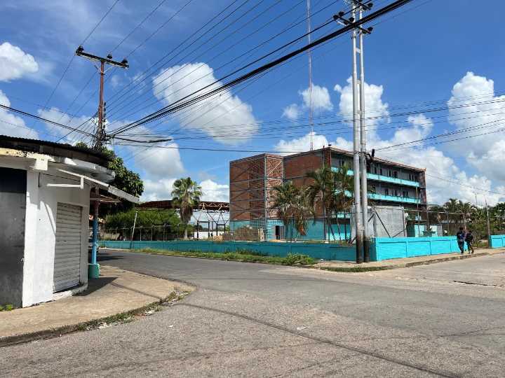 Fallas de luz afecta a pequeños comercios del sector Doña Menca en Maturín