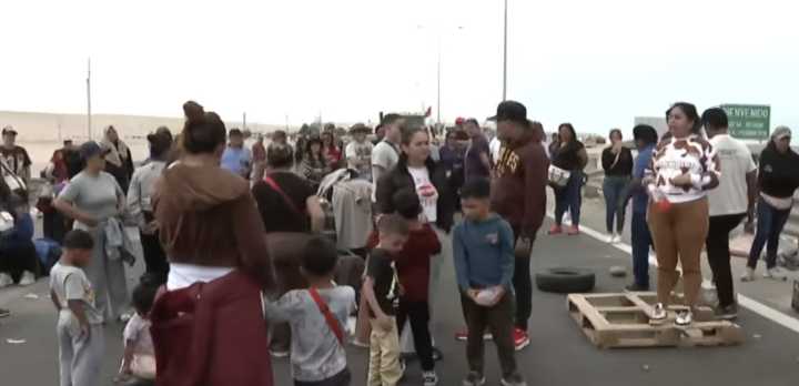 Cierre en la frontera deja a migrantes varados y tensiona a Arica tras estado de emergencia en Perú