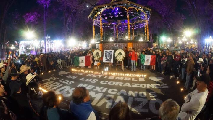 Con velas y adornos florales, en Tlaxcala demandan justicia por homicidio de Carlos Manzo