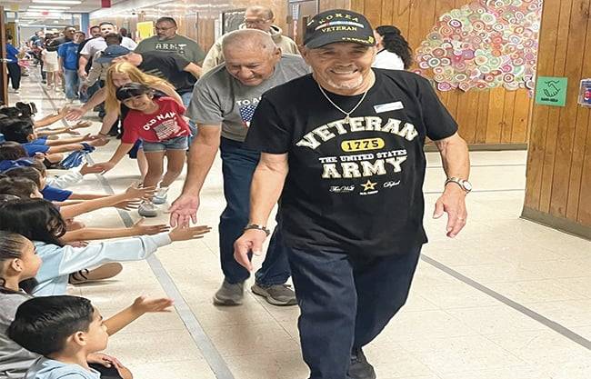 Festejan estudiantes de primaria a Veteranos