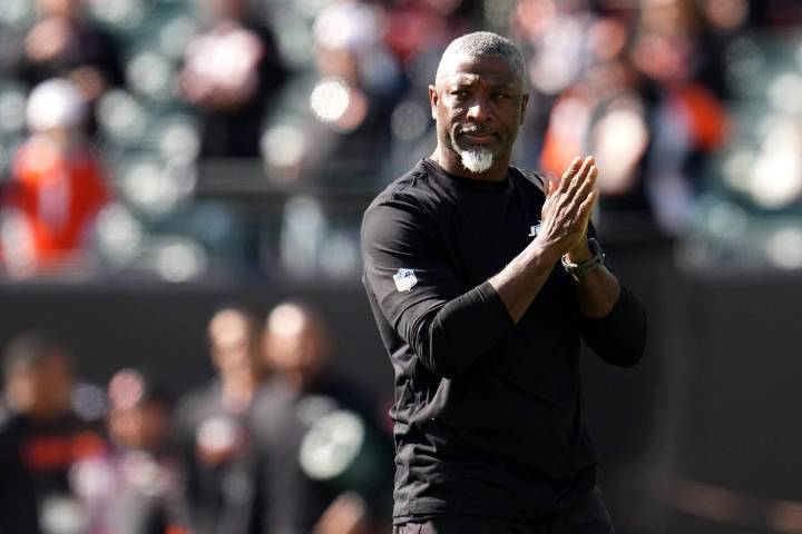 Jets coach Aaron Glenn defiant, shuts down questions about Garrett Wilson's injury