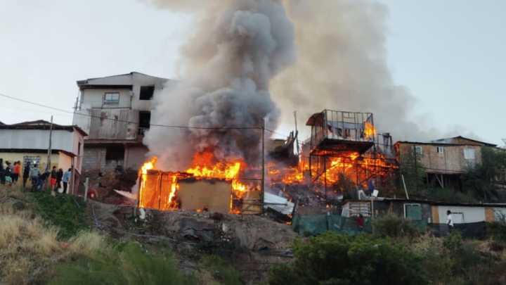 Incendio afecta a toma Nueva Esperanza de Cerrillos: Varias viviendas fueron consumidas