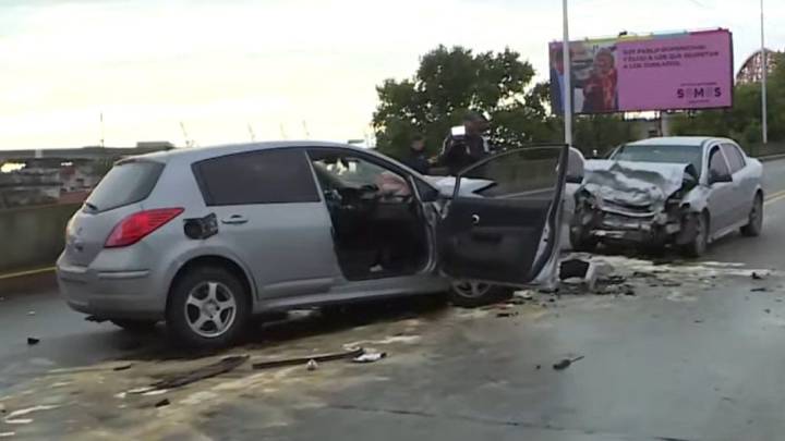 Fuerte choque entre dos autos en el Puente Nicolás Avellaneda dejó cuatro heridos