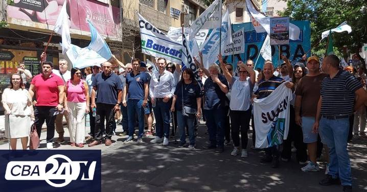 Gremios de Córdoba se movilizaron hacia la Caja de Pensiones y Jubilaciones provincial