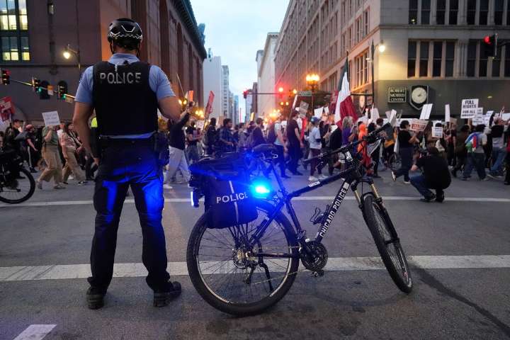 Jueza prohíbe a agentes migratorios usar la fuerza contra manifestantes en Chicago