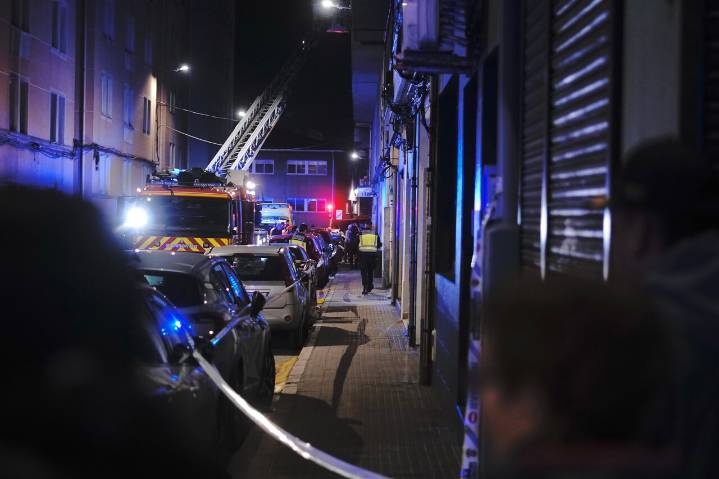 Muere un hombre y otro se halla en estado crítico por la inhalación de humo en un incendio registrado en A Coruña