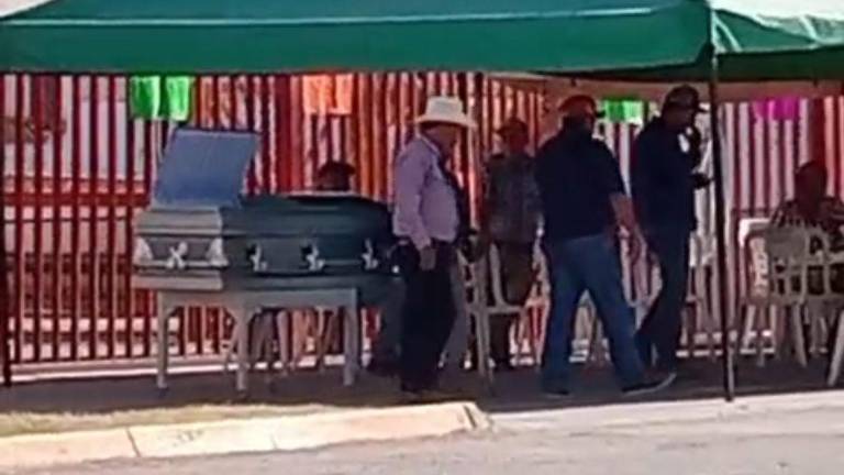 Funeral Simbólico del campo: Productores llevan un ataúd a Minsa en Los Mochis