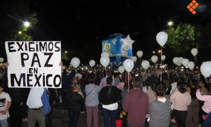 Elevan globos por la paz en Uruapan en fin de novenario de Carlos Manzo