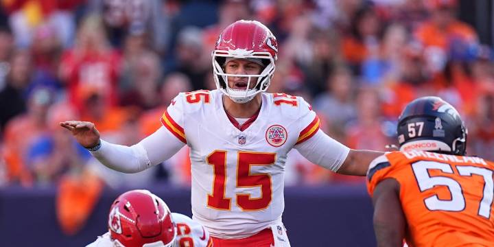 Broncos beat Chiefs 22-19 on last-second field goal. Chiefs have work cut out to make playoffs