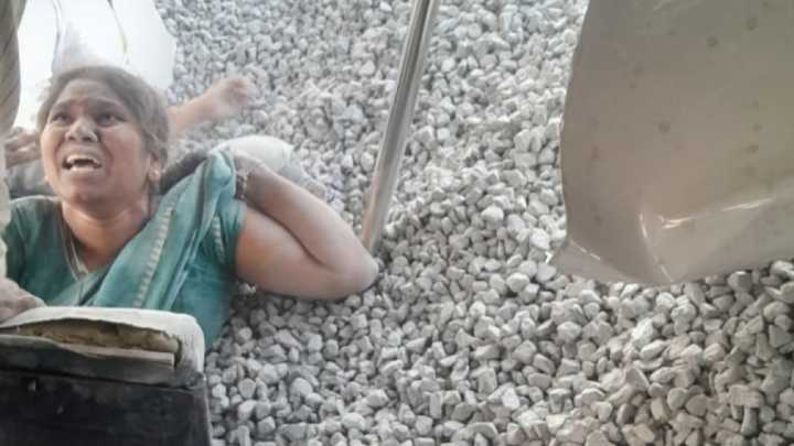 Dos autobuses chocan contra sendos camiones y dejan casi 40 muertos en India