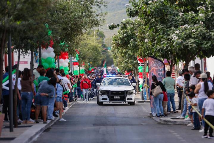 Más de 3 mil sampetrinos participan en desfile de la Revolución
