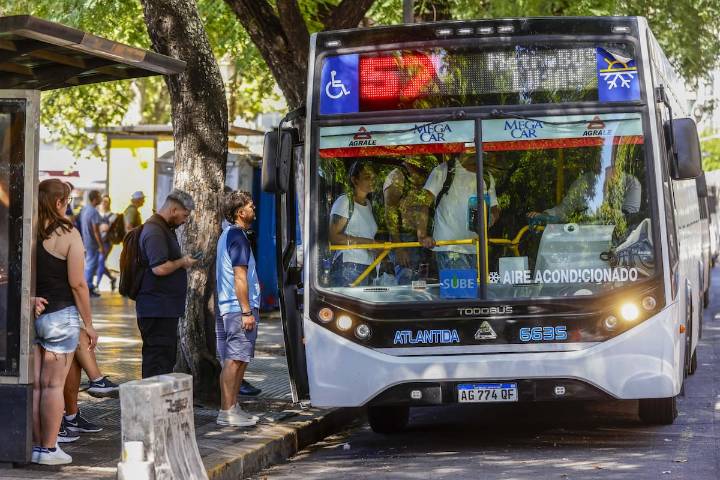 Limitaciones. Cómo funcionarán el transporte público y los bancos este viernes no laborable
