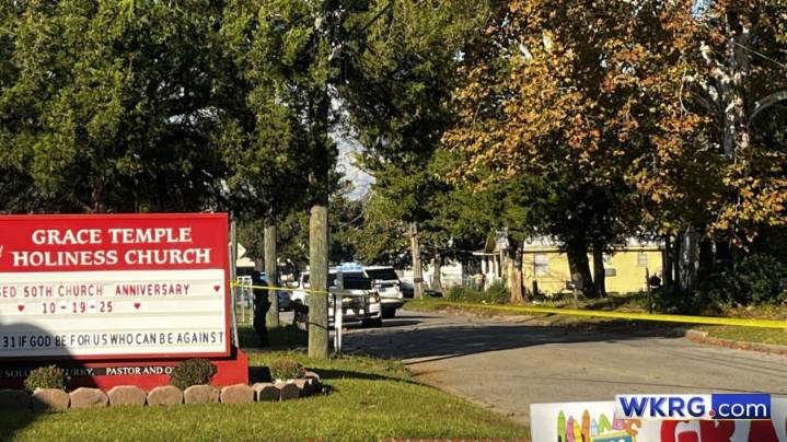 Mobile shooting: Search for suspect underway