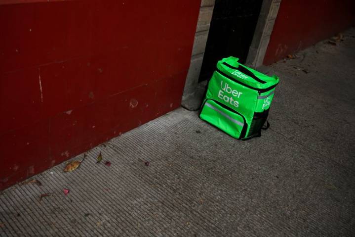 Australian delivery workers set to gain minimum pay in landmark deal with Uber Eats, DoorDash