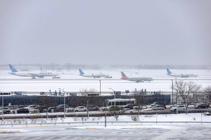 Winter storm snarls flights for post-Thanksgiving travelers in Chicago