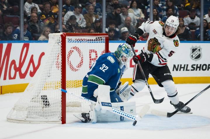 Deadspin | Tyler Bertuzzi's 3rd-period hat trick sends Blackhawks past Canucks