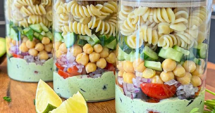 Sin tiempo (o ganas) de cocinar… ensalada en frasco, una receta salvadora