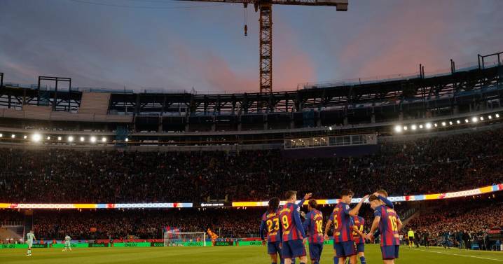 Barcelona juega su primer partido en el Camp Nou en más de dos años mientras continúan las obras