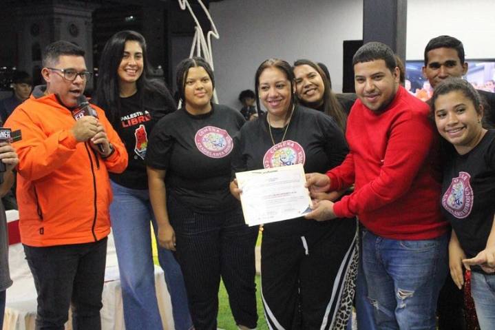 Entregan certificados de financiamiento a Comunas de Caracas