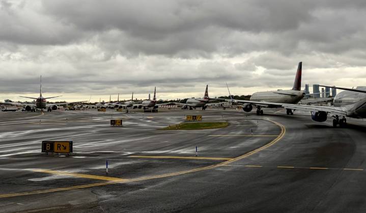 Cientos de vuelos cancelados desde y hacia Nueva York: recorte ordenado por FAA ante cierre federal