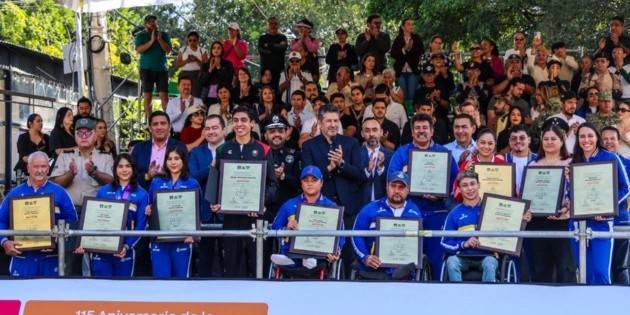 Honran a atletas destacados en el marco del desfile por el 115 aniversario de la Revolución Mexicana