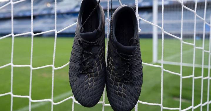 Recogida de botas de fútbol con fines solidarios en La Rosaleda