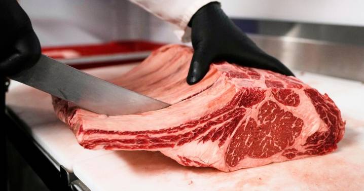 Trump acusa a empacadoras de carne extranjeras de inflar precios en EEUU y pide investigación