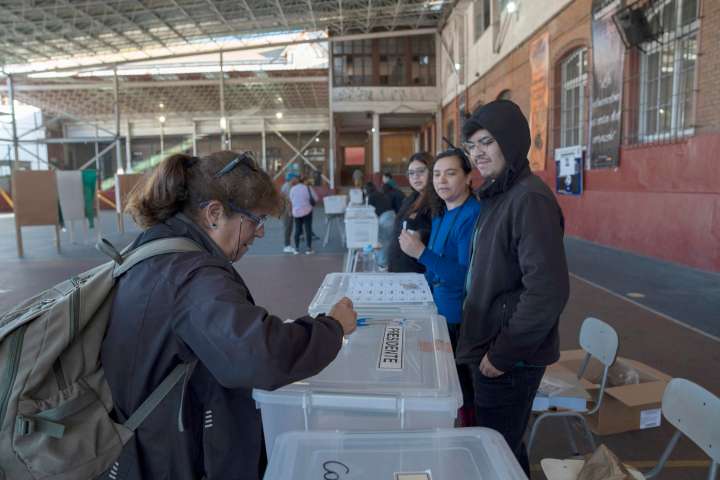 Abren los centros de votación en Chile para los comicios presidenciales y parlamentarios