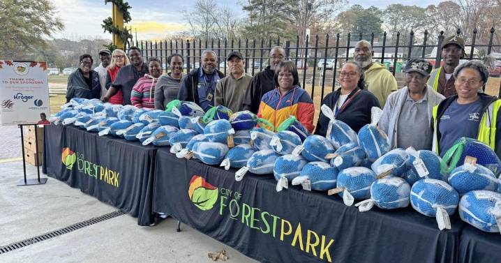 Forest Park holds turkey giveaway