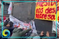 Maestros de la CNTE protestan en CDMX; intentan tirar vallas y se enfrentan a policías