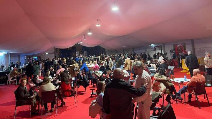 El comercio de Mieres homenajea en su Feria de Navidad a Ernesto Burgos y al recientemente fallecido Laudelino Rodríguez, Tito