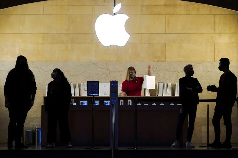 Apple cuts jobs across sales team