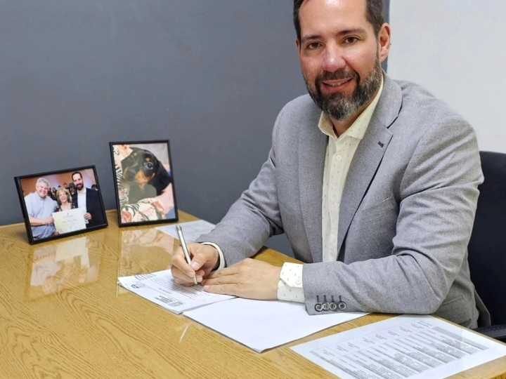 Mendoza: sorprendieron a un concejal manejando un BMW sin patente, con exceso de alcohol en sangre y una copa de vino en la mano