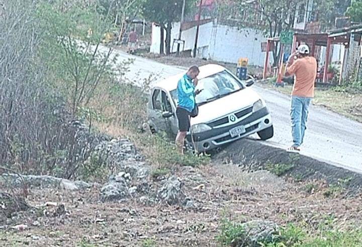 Dos vehículos salen de la vía cerca de Peracal tras aparente fallas en los frenos