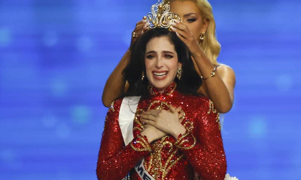 La mexicana Fátima Bosch gana el concurso Miss Universo en Tailandia