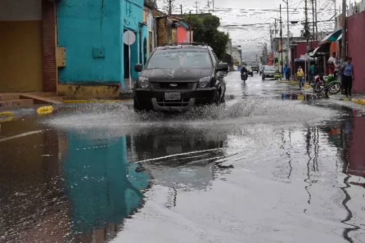 Onda tropical 53 generará lluvias con descargas eléctricas en gran parte de Venezuela este sábado