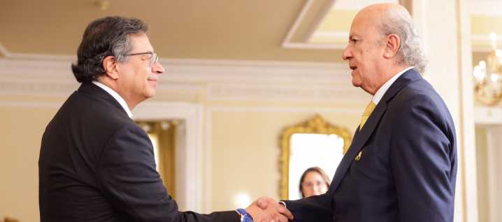 "En honor a los magistrados perseguidos", Petro nombra a César Julio Valencia ministro de Justicia