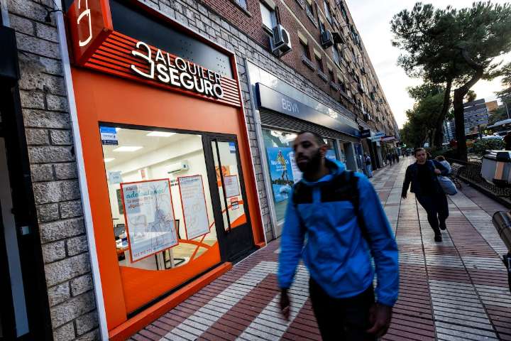 Los afectados por Alquiler Seguro: “O contratas todo lo que te ofrecen o no entras”