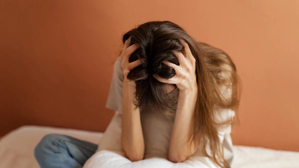 Qué es el neuroticismo y por qué suele ser común en personas con ansiedad, según una psicóloga