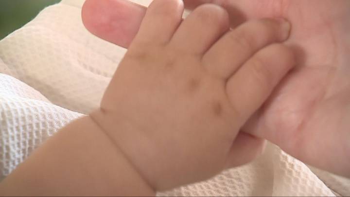 Nacen menos bebés que nunca, pero vivimos más: las claves del envejecimiento de la población española