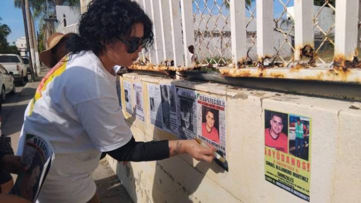 Realiza colectivo extensa jornada de pega de fichas de desaparecidos en Mazatlán