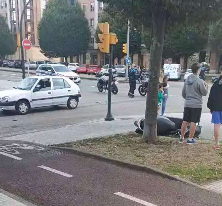 Accidente en Gijón: herido un motorista al chocar con un coche